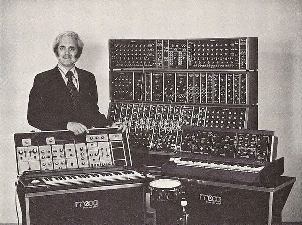 Bob Moog - le Minimoog est à droite.